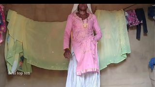 Xxxवीडियो इंडियन सेक्सी लड़की अपने सेक्सी स्तन दिखाकर लोगों को लुभा रही है Video