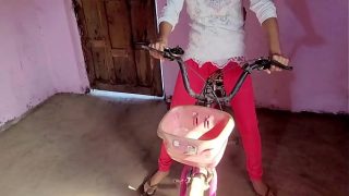 गांव की लड़की साइकिल चलाते हुए चोदा और दोस्तो ने पकड़ा Video
